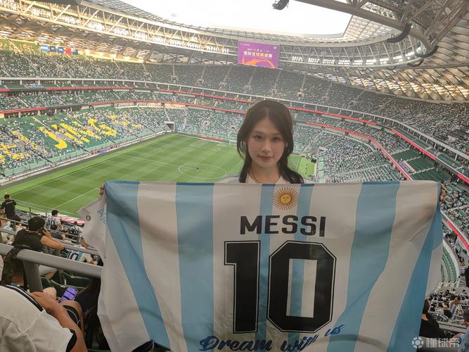 阿根廷女球迷掀起球衣庆祝